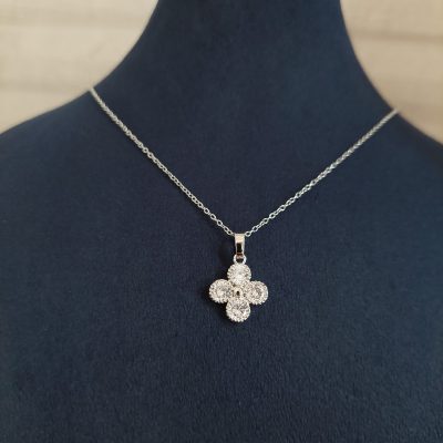 گردنبند نگین دار طرح گل