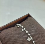 دستبند طرح پروانه و مروارید