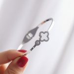 دستبند بنگل ونکلیف نقره‌ای گل درشت